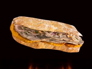Pan Ciabatta con Chicharron a la Caja China