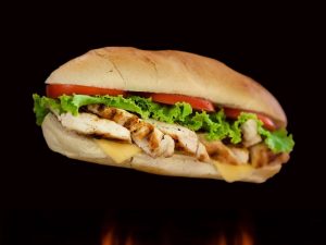 Sandwich de Pollo a las Brasas con Lechga y Tomate