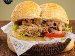 Pan con Pollo a la Brasa